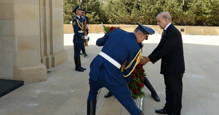 Pakistanın Baş naziri Şəhidlər xiyabanını ziyarət etdi Pakistanın Baş naziri Şəhidlər xiyabanını ziyarət etdi
