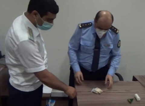Rüşvət alarkən tutulan gömrük polkovniki azadlığa buraxıldı – VİDEO