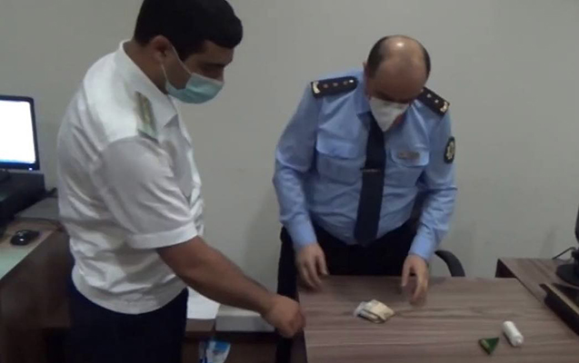 Rüşvət alarkən tutulan gömrük polkovniki azadlığa buraxıldı – VİDEO Rüşvət alarkən tutulan gömrük polkovniki azadlığa buraxıldı – VİDEO