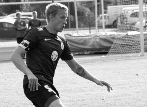 Məşhur futbolçu vəfat etdi