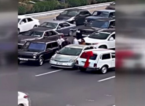 Bakıda toy karvanında sürücülər arasında dava – VİDEO