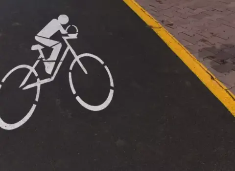 Velosipedçi prezidentin korteji qarşısında DÖYÜLDÜ – FOTOLAR
