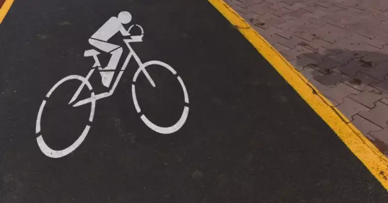 Velosipedçi prezidentin korteji qarşısında DÖYÜLDÜ – FOTOLAR Velosipedçi prezidentin korteji qarşısında DÖYÜLDÜ – FOTOLAR