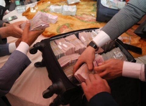 Dünya bu toydan danışır: Bəylə gəlinə hədiyyə edilən pulları çamadanla daşıdılar – FOTOLAR