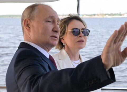 Putin SSRİ bayrağının qaldırılmasını buradan izlədi