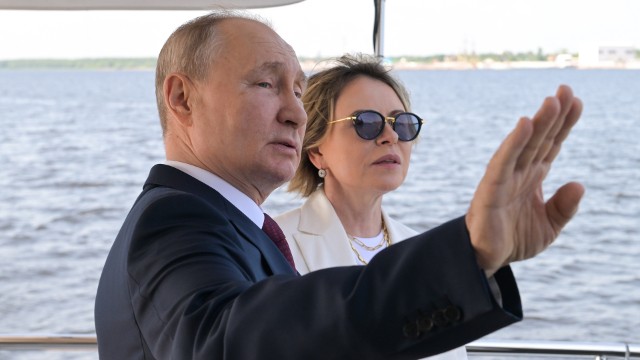 Putin SSRİ bayrağının qaldırılmasını buradan izlədi Putin SSRİ bayrağının qaldırılmasını buradan izlədi