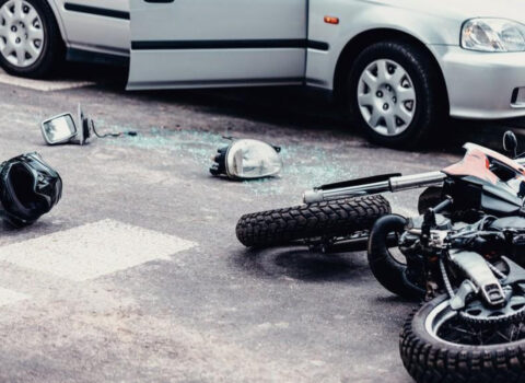 Avtomobil motosikletlə toqquşdu: ölənlər var