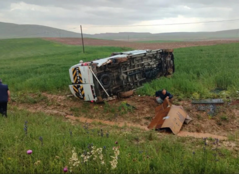 Türkiyədə mikroavtobus qəzaya uğradı, 13 nəfər xəsarət aldı