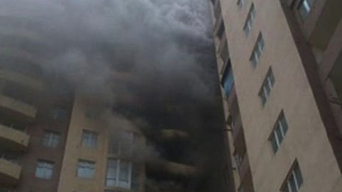 Bakıda binada yanğın oldu Bakıda binada yanğın oldu