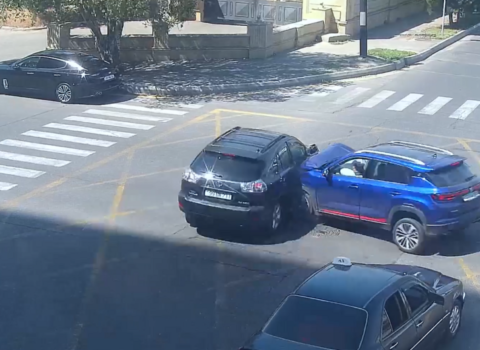 Qırmızı işıqda keçən sürücü qəza törətdi