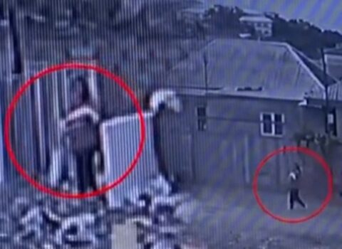 Bakıda ana körpəni zibil qutusuna belə atdı – VİDEO