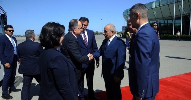 Albaniya Prezidenti Azərbaycana səfərə gəldi – YENİLƏNİB Albaniya Prezidenti Azərbaycana səfərə gəldi – YENİLƏNİB