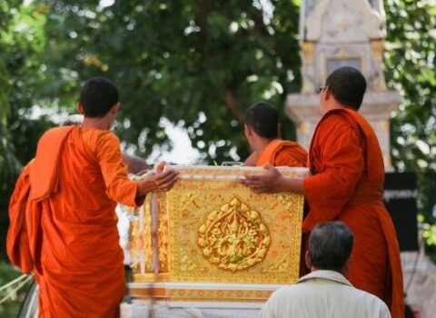 Həkim səhvinə görə ölən qadın dəfn mərasimində DİRİLDİ