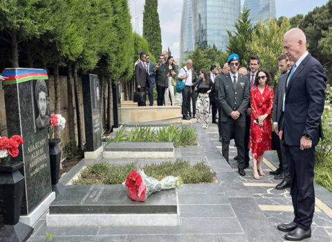 İsrail müdafiə naziri Albert Aqarunovun məzarını ziyarət etdi