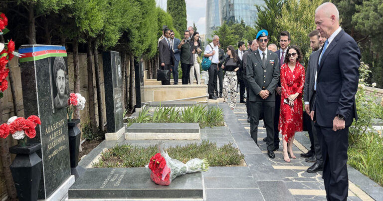 İsrail müdafiə naziri Albert Aqarunovun məzarını ziyarət etdi İsrail müdafiə naziri Albert Aqarunovun məzarını ziyarət etdi