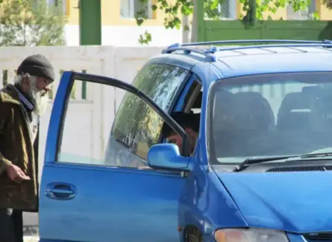 Türkmənistanda dilənçilər SAXLANILIR: Prezidentin imicinə xələl gətirirlər