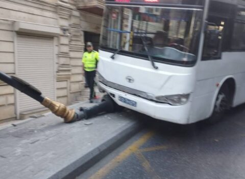 Bakıda sərnişin avtobusu işıq dirəyinə çırpıldı – FOTO