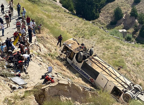 Türkiyədə sərnişin avtobusu dərədən aşdı – 7 ölü, 22 yaralı / YENİLƏNİB
