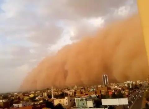 Qum fırtınası şəhəri belə vurdu – Film səhnələrini xatırladan görüntülər – VİDEO