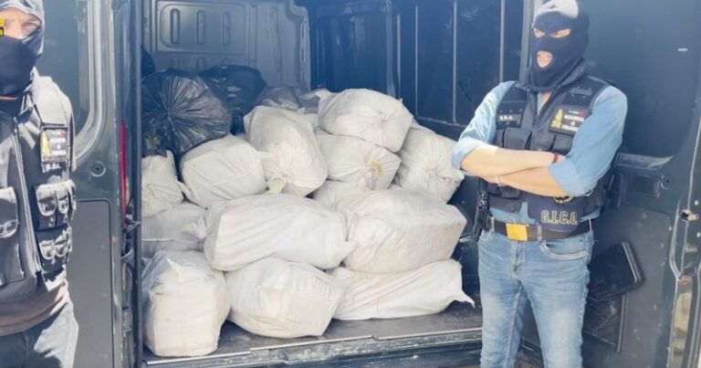 450 milyon avro dəyərində kokain YANDIRILDI 450 milyon avro dəyərində kokain YANDIRILDI