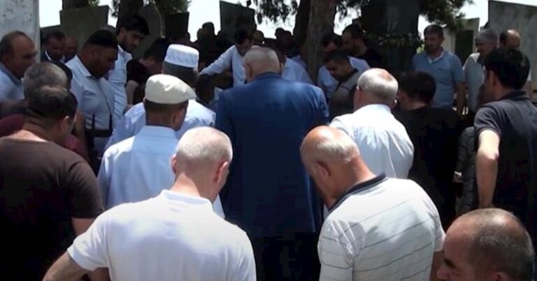 Dənizda batan azyaşlının dəfnində insident oldu – FOTO Dənizda batan azyaşlının dəfnində insident oldu – FOTO