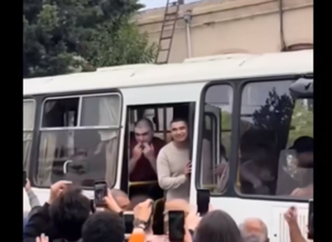 Hərbi xidmətə yola düşən gəncin gündəm olan ifası – VİDEO