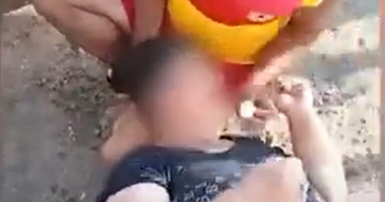 Çimərlikdə boğulmaqda olan qadın belə xilas edildi – VİDEO Çimərlikdə boğulmaqda olan qadın belə xilas edildi – VİDEO