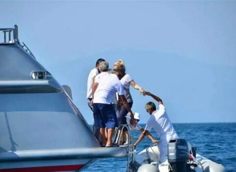 Orhan Gencebay gəmidən yıxıldı, xəstəxanaya yerləşdirildi – FOTO