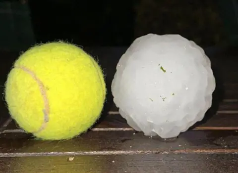 Tennis topu böyüklüyündə dolu yağdı: Bir nəfər öldü, 110 nəfər yaralandı