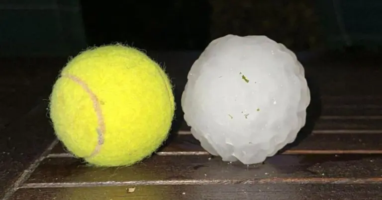 Tennis topu böyüklüyündə dolu yağdı: Bir nəfər öldü, 110 nəfər yaralandı Tennis topu böyüklüyündə dolu yağdı: Bir nəfər öldü, 110 nəfər yaralandı
