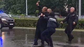 Bolqarıstanda keşiş əlində xaçla Zelenskinin kortejinə doğru qaçdı – VİDEO