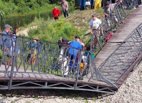 Rusiyada piyada körpüsü uçdu – FOTO+VİDEO