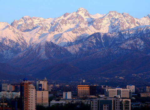 Valehedici dağ mənzərələri olan şəhərlər – SİYAHI