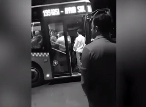 Bakıda sürücü 40 qəpiyə görə yaşlı qadını avtobusa buraxmadı – VİDEO