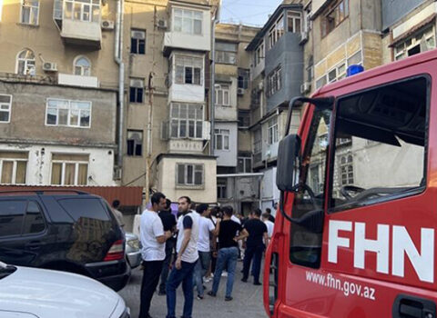 Bakıda yaşayış binasında yanğın, ölən var