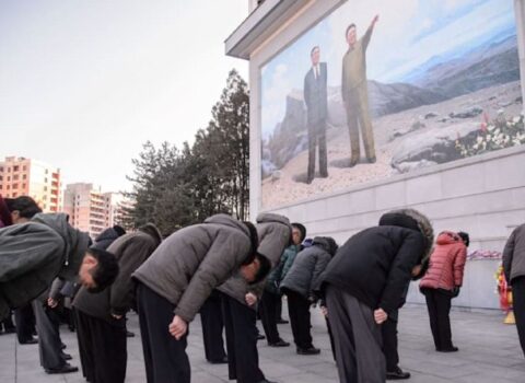 Şimali Koreyada vətəndaşlara tələb – Tayfun vaxtı diqqətiniz portretlərdə olsun!
