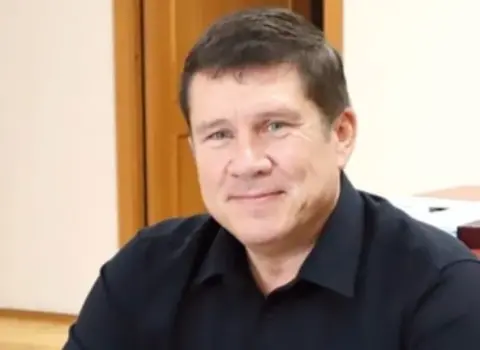 Səfərbərlikdən yayınan sabiq nazir ABŞ-da SÜRÜCÜ İŞLƏYİR