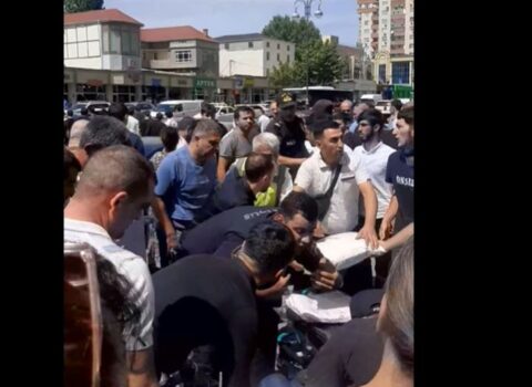 Bakıda qadın metro stansiyanın yaxınlığında BIÇAQLANDI