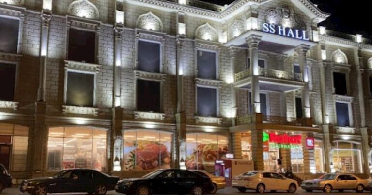 Məşhur restoranda usta hündürlükdən yıxıldı Məşhur restoranda usta hündürlükdən yıxıldı