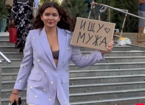 Sabiq prezidentin nəvəsi “Ər axtarıram” yazısı ilə şəhərdə gəzdi – VİDEO