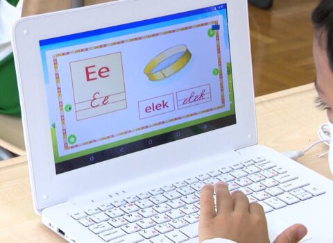 Bütün birinci sinif şagirdlərinə prezidentin adından noutbuklar VERİLƏCƏK