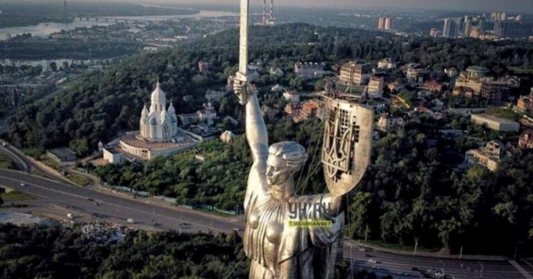Kiyevdəki məşhur abidədən sovet gerbi söküldü – FOTOLAR Kiyevdəki məşhur abidədən sovet gerbi söküldü – FOTOLAR