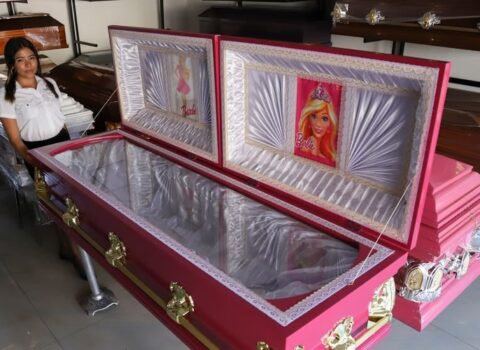 “Barbie”də son hədd: çəhrayı tabutlar – FOTOLAR