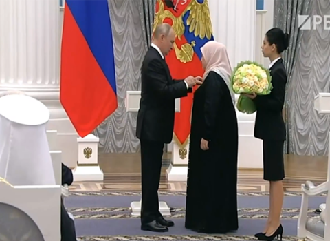 Putin Kadırovun anasını təltif etdi