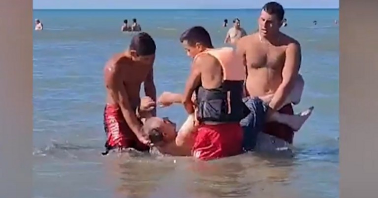 Batma təhlükəsi ilə üzləşən ata və iki oğlu belə xilas edildi – VİDEO Batma təhlükəsi ilə üzləşən ata və iki oğlu belə xilas edildi – VİDEO