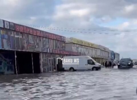 “Binə” ticarət mərkəzi su altında qaldı – VİDEO