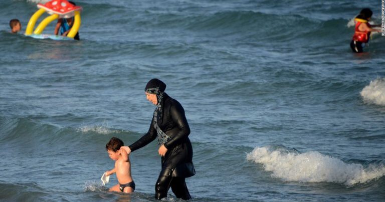 İtaliya kurortunda burkinidə çimmək qadağan edildi İtaliya kurortunda burkinidə çimmək qadağan edildi