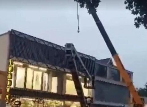 Üzərlik yandırıb kranla obyektin başına çevirdi – VİDEO
