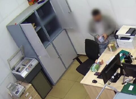 Kassir işlədiyi bankdan 1,4 milyon dollar oğurladı – VİDEO