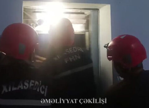 Liftdə qalan uşaqlar belə çıxarıldı – VİDEO